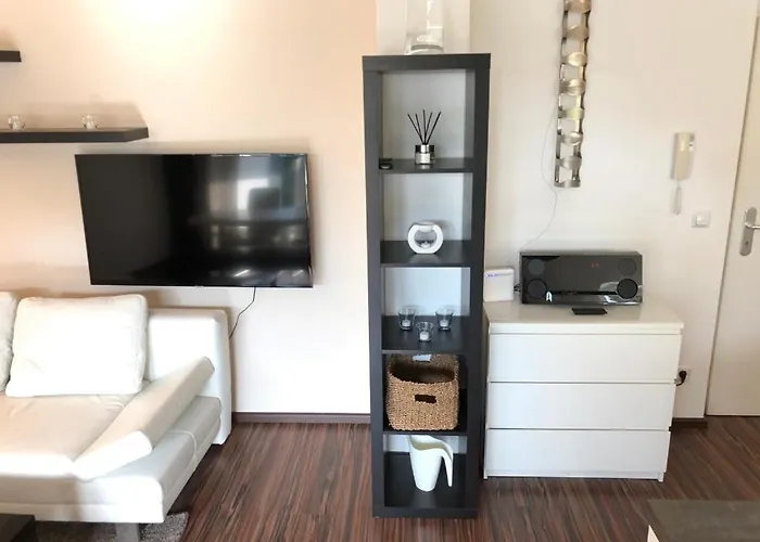 25H Garden Apartment Plus Private Beach